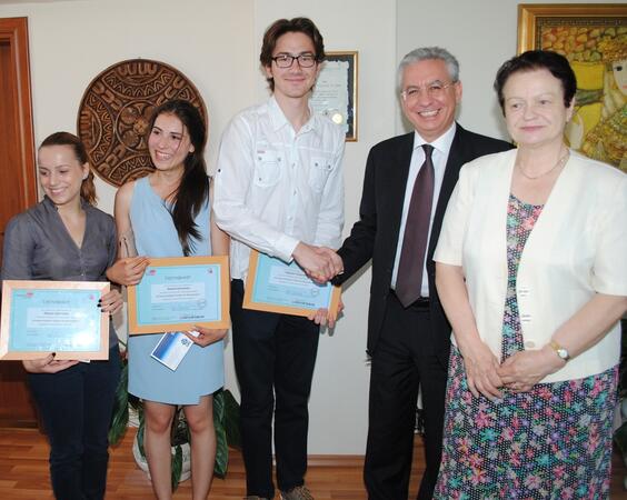 Трима талантливи ученици от Италианския лицей получиха стипендии от УниКредит Булбанк