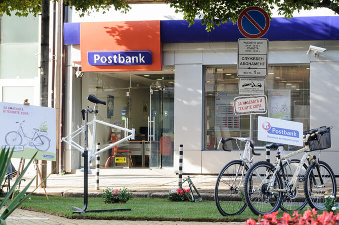 Пощенска банка подари преобразено с уникален дизайн колело като част от инициативата Park(ing) Day