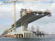 Качват сегментите на стълб РВ11 от Дунав мост Видин-Калафат