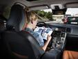 Volvo камион управлява дистанционно  автовлак от пет превозни средства